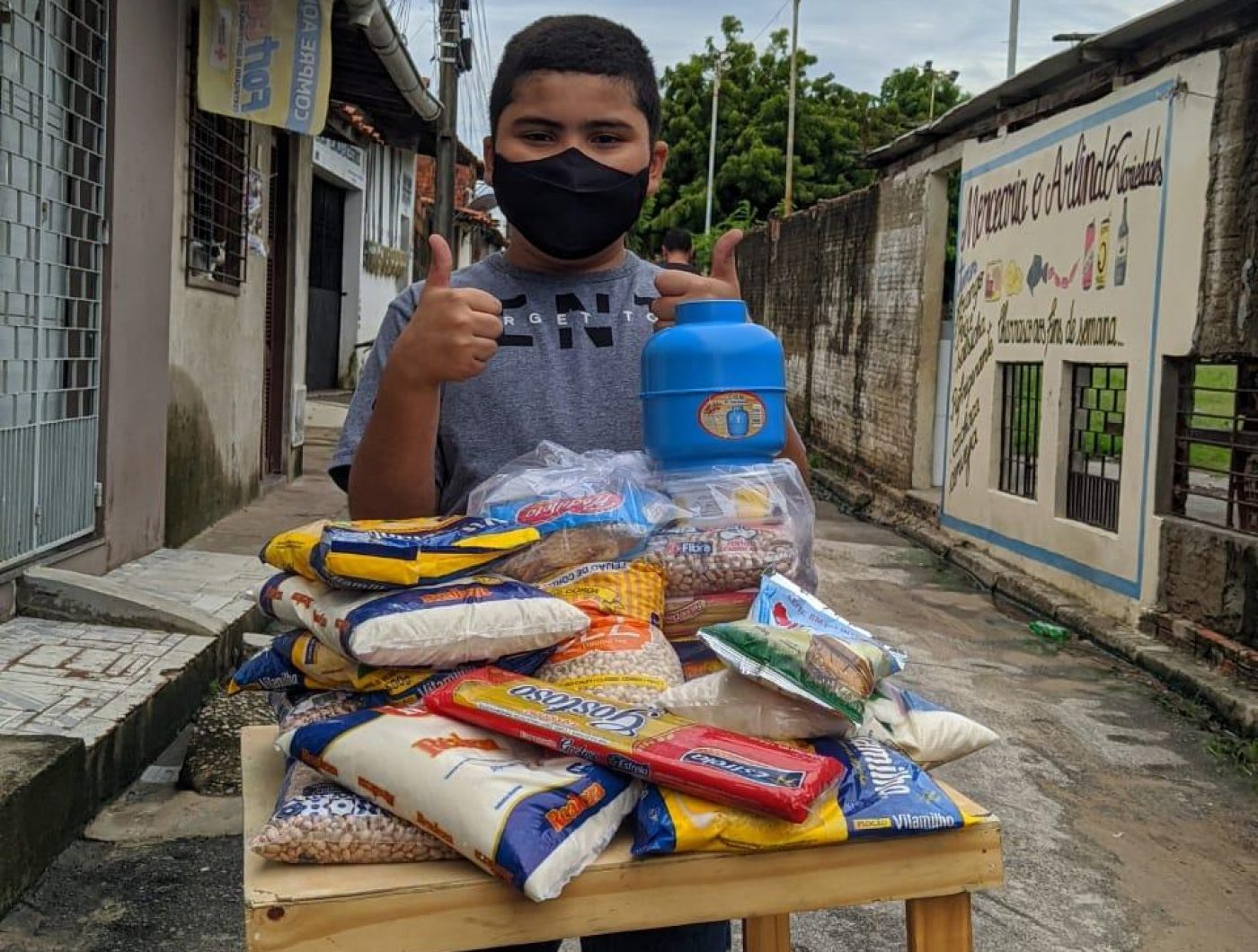 Criança usa dinheiro de videogame para alimentos