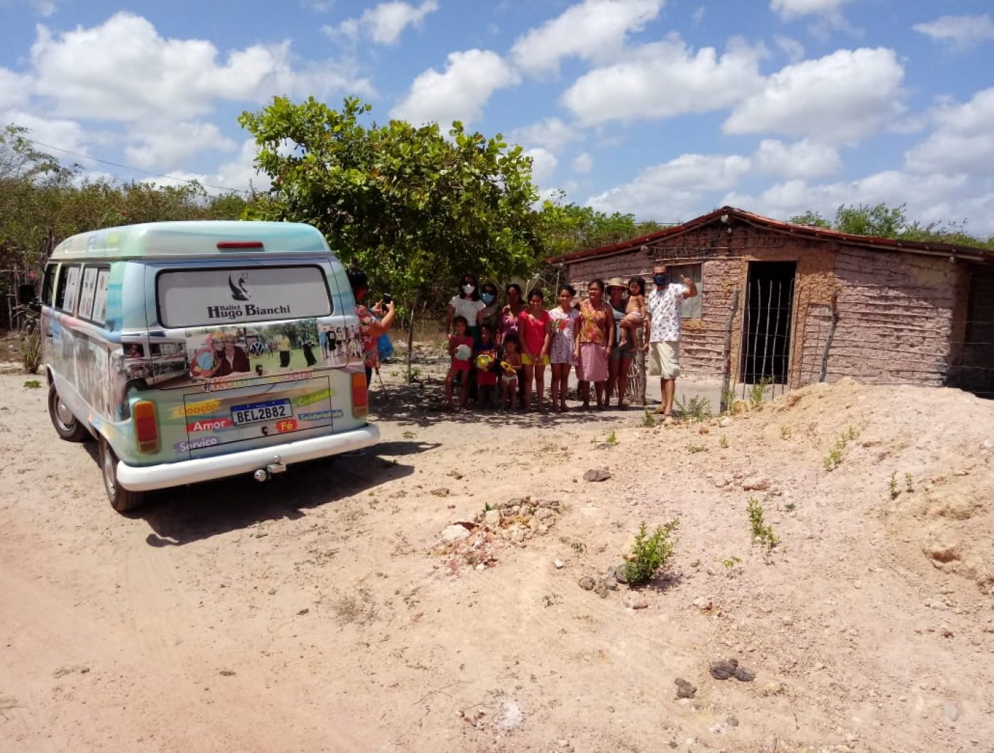 “Kombi do Bem”: afeto e alegria à famílias carentes